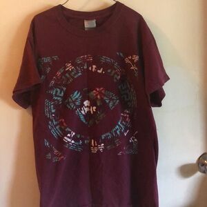Maroon Gildan shirt, diamond with ring leafy pattern, like new.